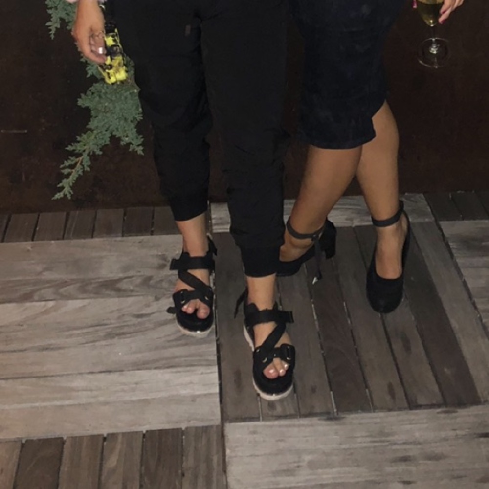 GUESS Velcro Strap Platforms✖️ - Picture 6 of 6